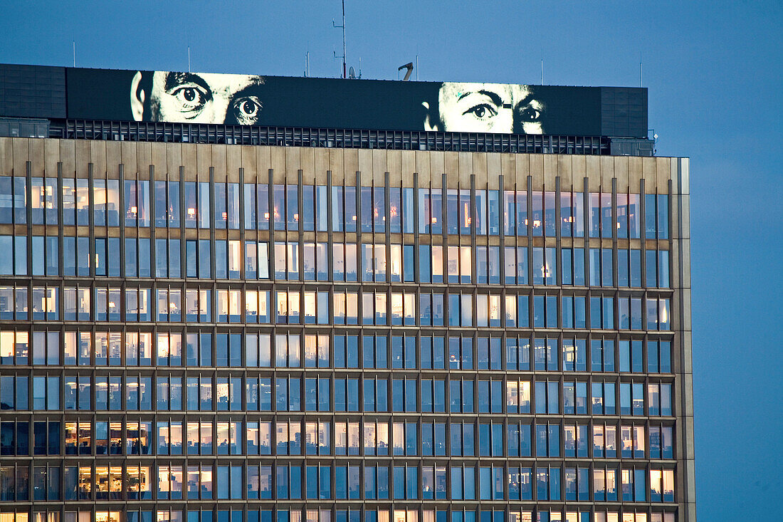 LED, Werbefläche, illuminiert, Kunstinstallation, Axel-Springer-Hochhaus, Axel Springer AG, Kreuzung der Rudi-Dutschke-Straße mit der Axel-Springer-Straße im Ortsteil Kreuzberg. Leuchtreklame, Dachreklame.