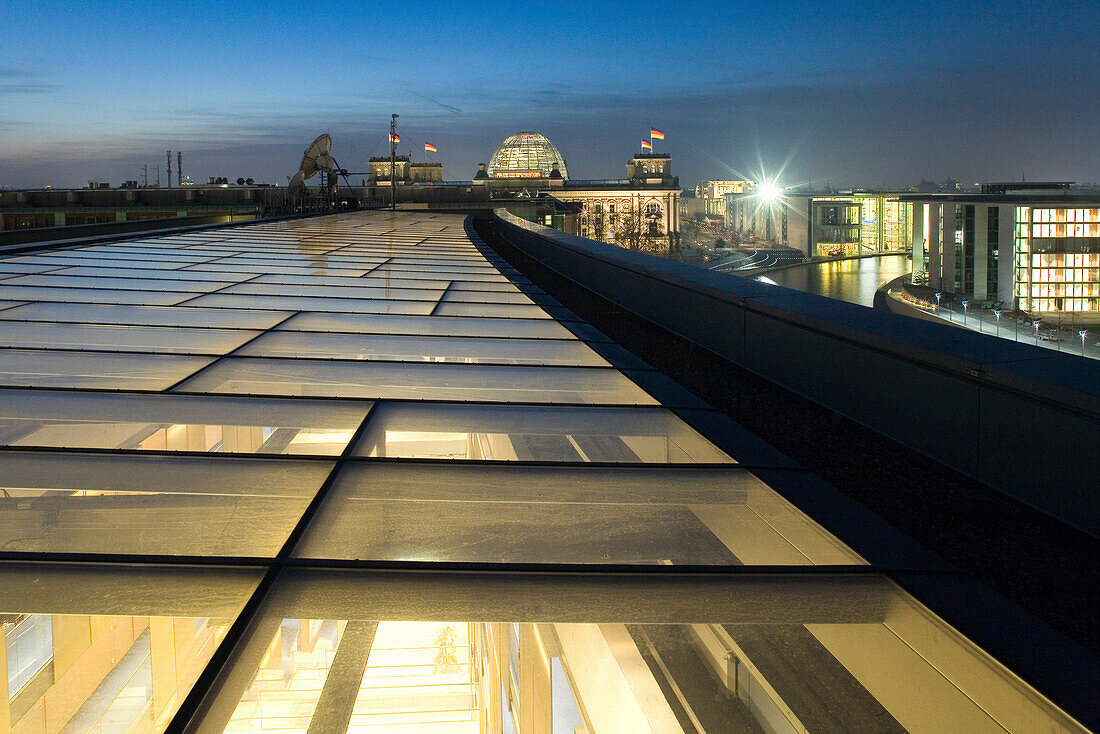 ARD-Hauptstadtstudio, 1996-1998 von den Architekten Ortner & Ortner, Fassaden bestehen aus Glas und rot eingefärbten Betonelementen. Das ARD-Hauptstadtstudio dient der Berichterstattung aus Berlin und liegt deshalb in direkter Nähe zum Regierungsviertel.