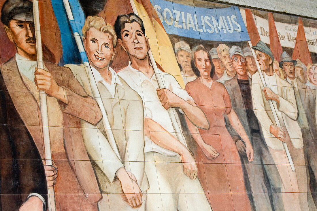 DDR, Sozialismus, Wandbild Aufbau der Republik von Max Lingner am heutigen Bundesministerium der Finanzen in Berlin.