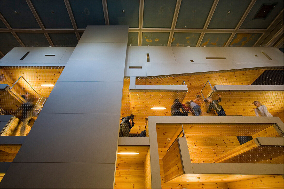 Das MACHmit! Museum für Kinder in der umgewidmeten evangelischen Eliaskirche, Prenzlauer Berg, dreidimensionales Labyrinth, Spielebene, Umbau vom Architekten Klaus Block