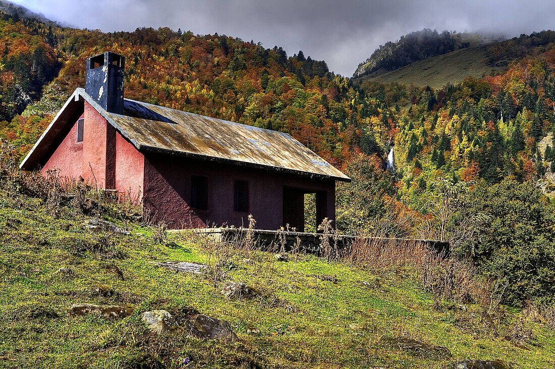 Lodge, Artiga de Lin valley. Vall d'Aran, Pyrenees Mountains, Lleida province, Catalonia, Spain