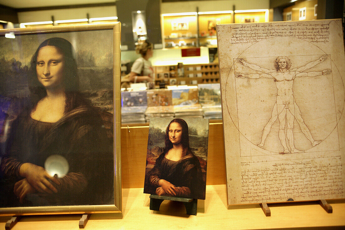 The replica of Leonardo da Vinci's works occupied the window of Lourve's gift shop. Paris. France