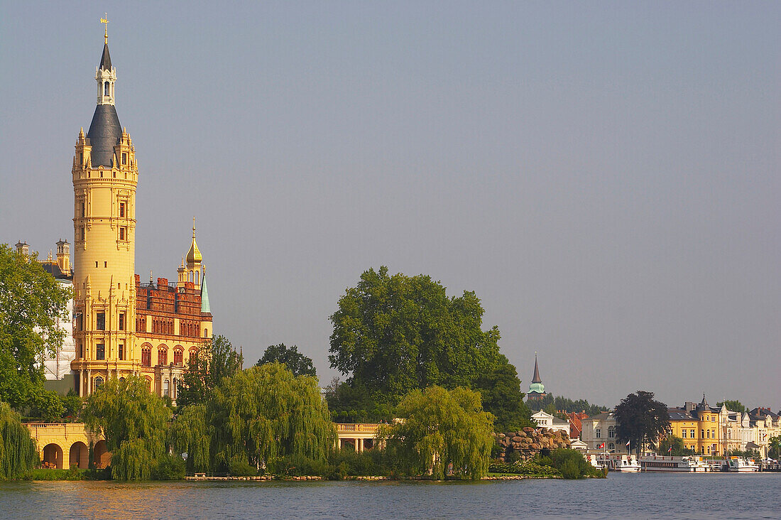 castle of Schwerin, lake of Schwerin, Mecklenburgische Seenplatte, Mecklenburg-Vorpommern, Germany, Europe