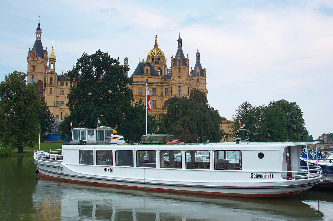 Schloß zu Schwerin am Schweriner See, Mecklenburgische Seenplatte, Mecklenburg-Vorpommern, Deutschland, Europa