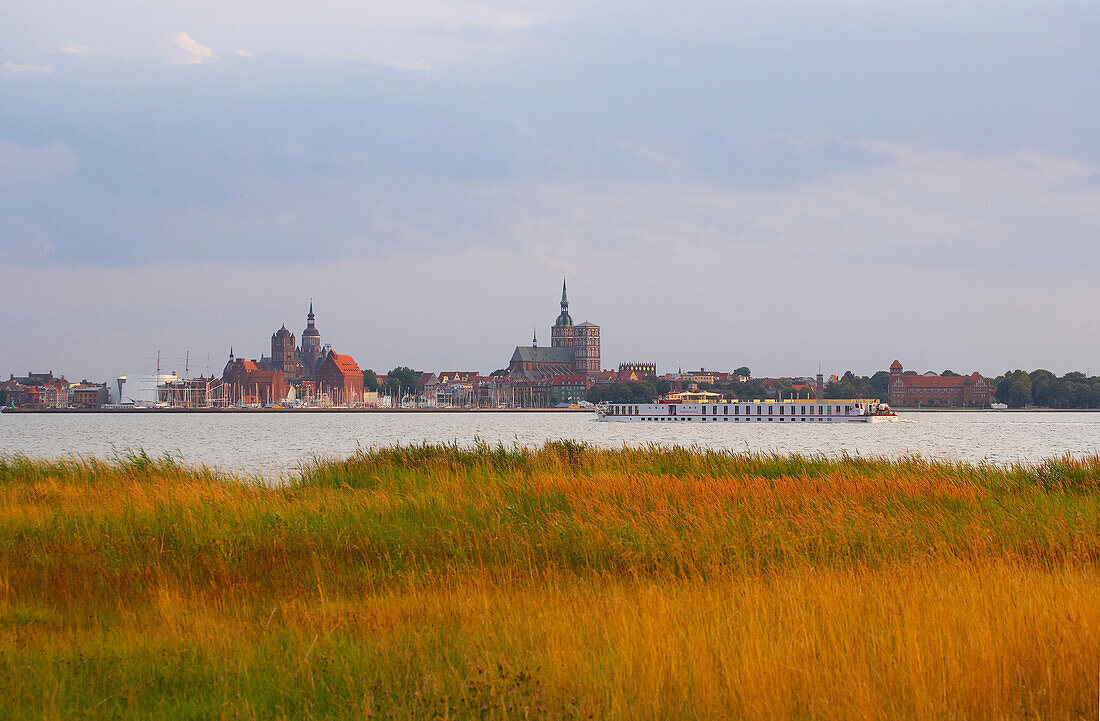 Blick auf Stralsund, Ostsee, Mecklenburg-Vorpommern, Deutschland, Europa