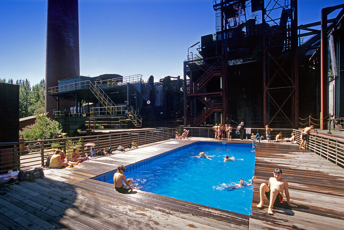 Werksschwimmbad in der Kokerei Zollverein, Essen, Ruhrgebiet, Nordrhein-Westfalen, Deutschland