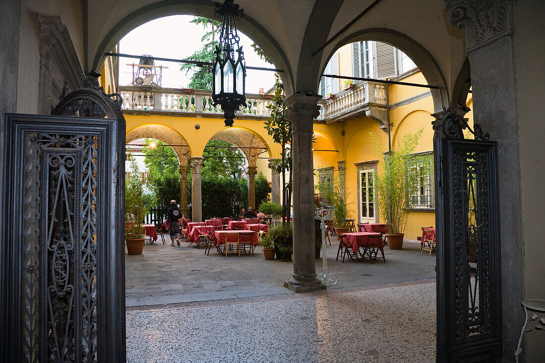 Innenhof mit Restaurant, Lucca, Toskana, Italien