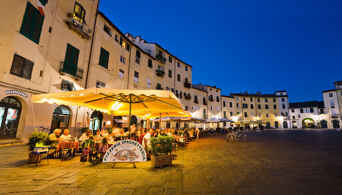 Piazza Anfiteatro, Piazza del Mercato, Lucca, Toskana, Italien