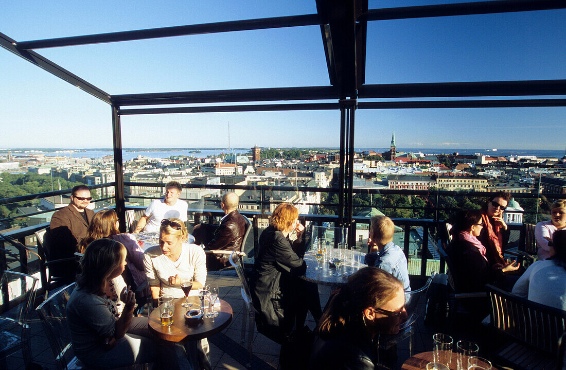 Menschen in einem Café im Hotel Toni, Helsinki, Finnland, Europa