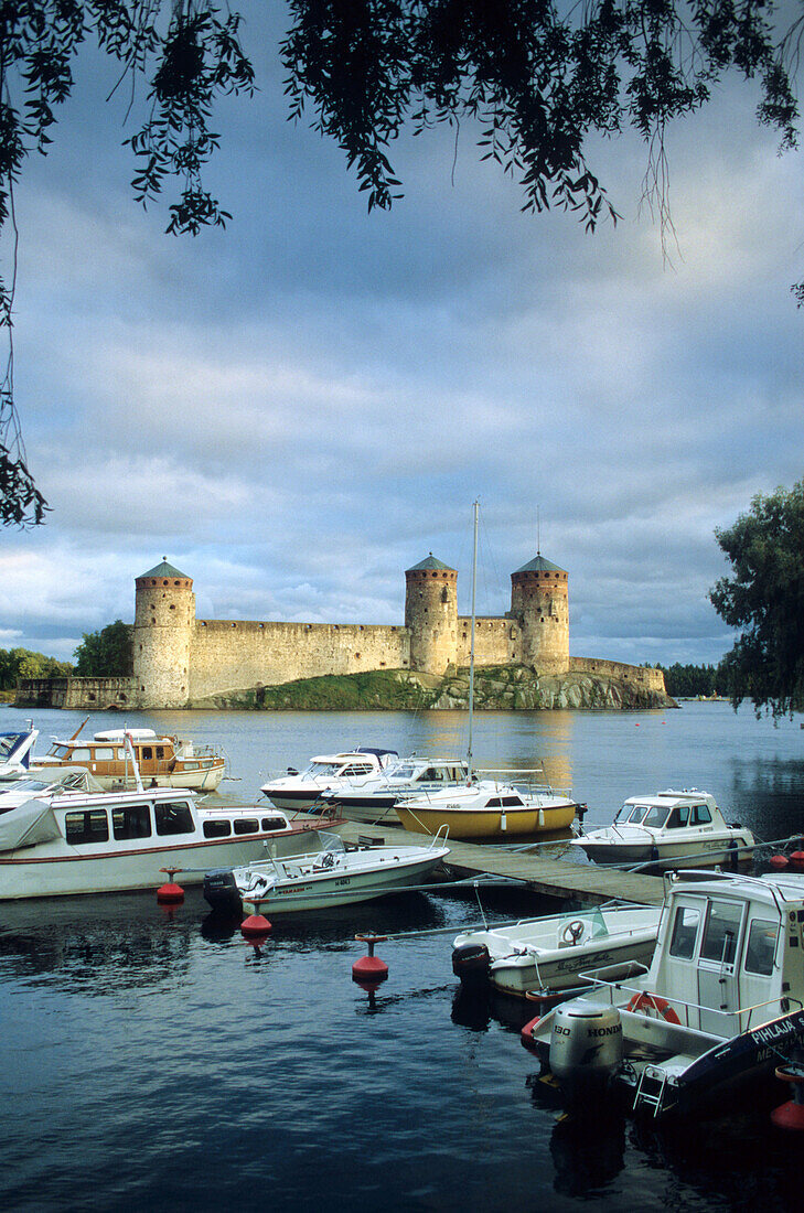 Die Burg Olavinlinna am Savonlinna See in der Abenddämmerung, Karelien, Finnland, Europa