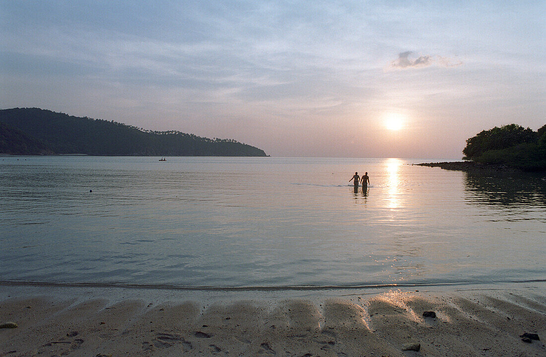Paar im Sonnenuntergang, Mae Hat Bay, Ko Phangan, Thailand