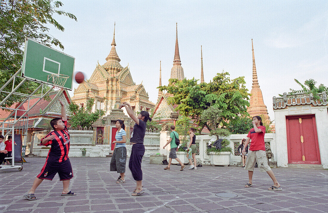 Kinder spielen Basektball, Wat Phra Kaeo im Hintergrund, Bangkok, Thailand