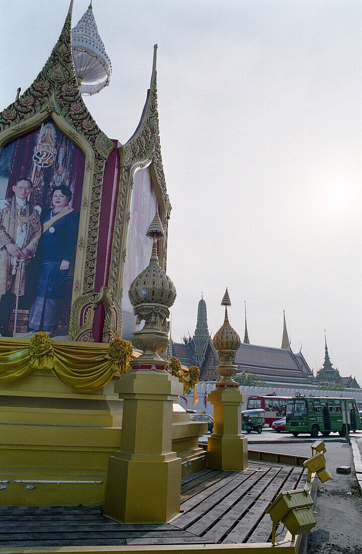 Foto des Königspaares vor dem Königspalast, Bangkok, Thailand