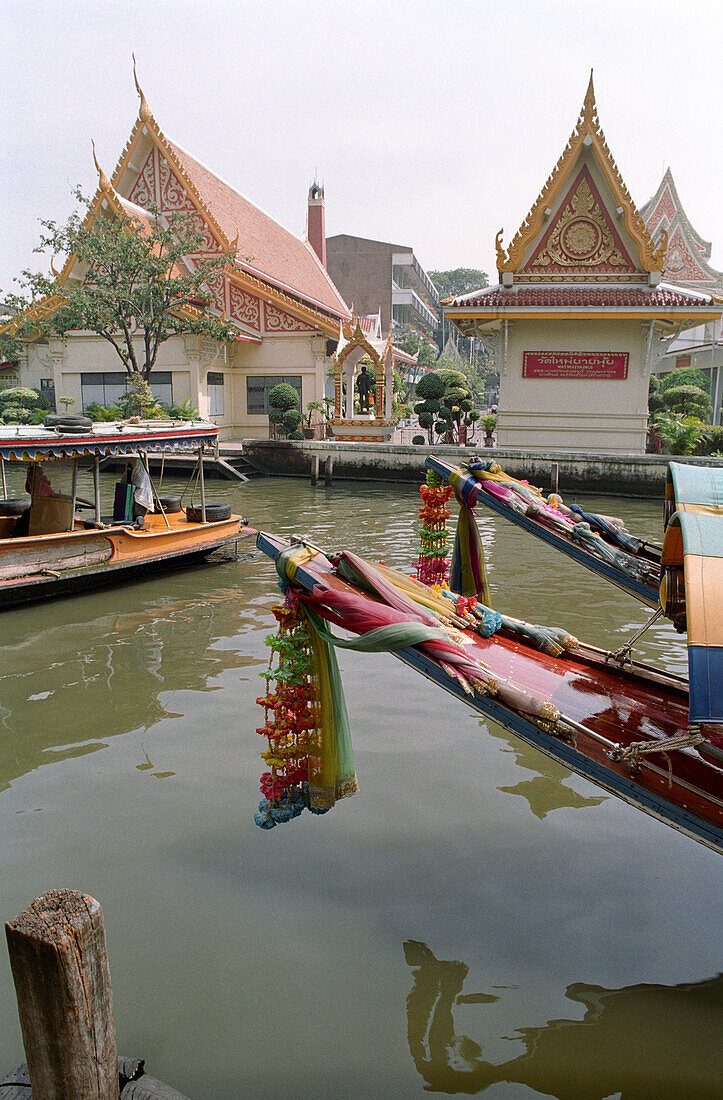 Fährboote auf dem Chao Phraya bei einem Tempel, Bangkok, Thailand