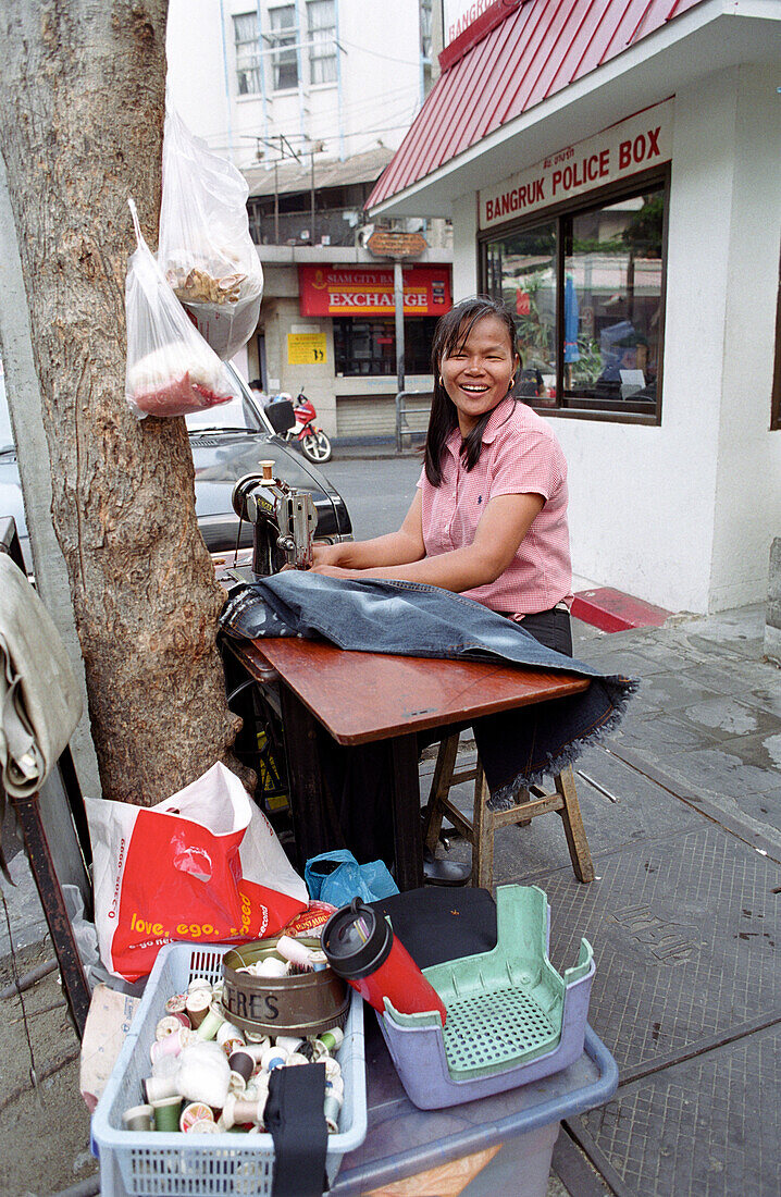 Schneiderin arbeitet auf der Straße, Bangkok, Thailand