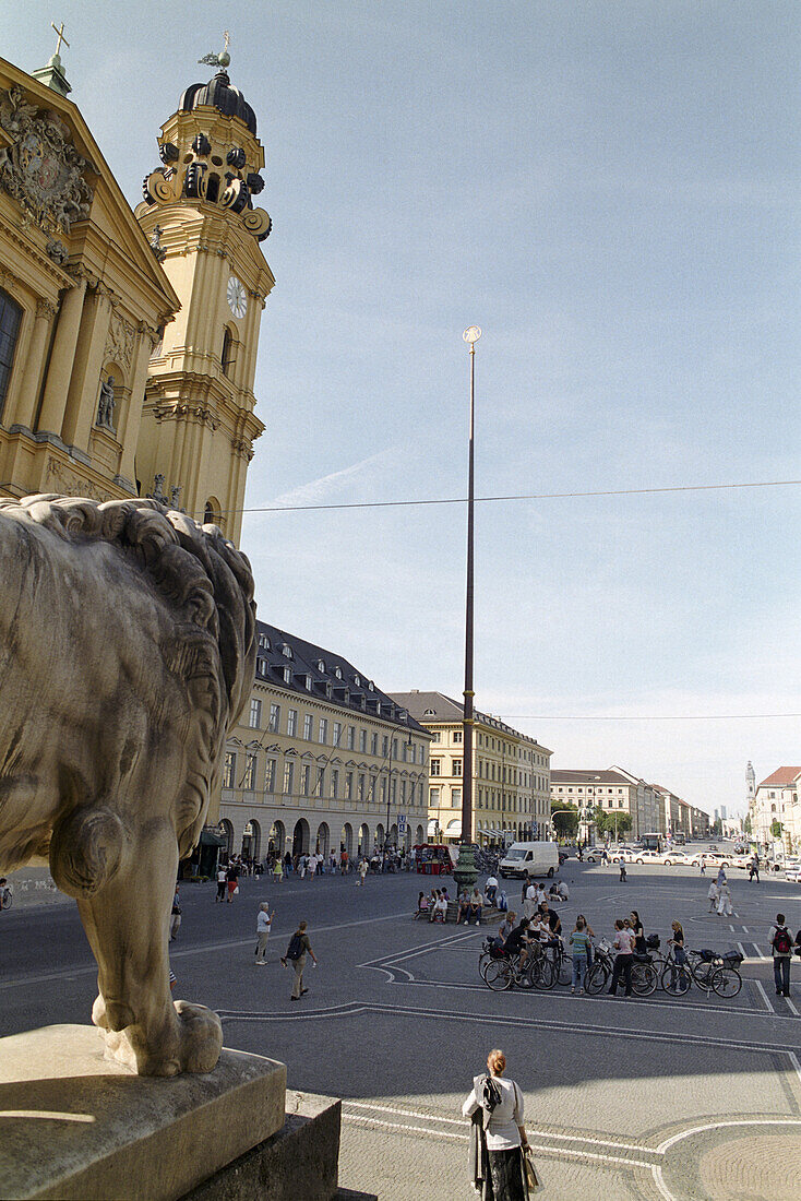 Blick über den Odeonsplatz mit Theatinerkirche, München, Bayern, Deutschland