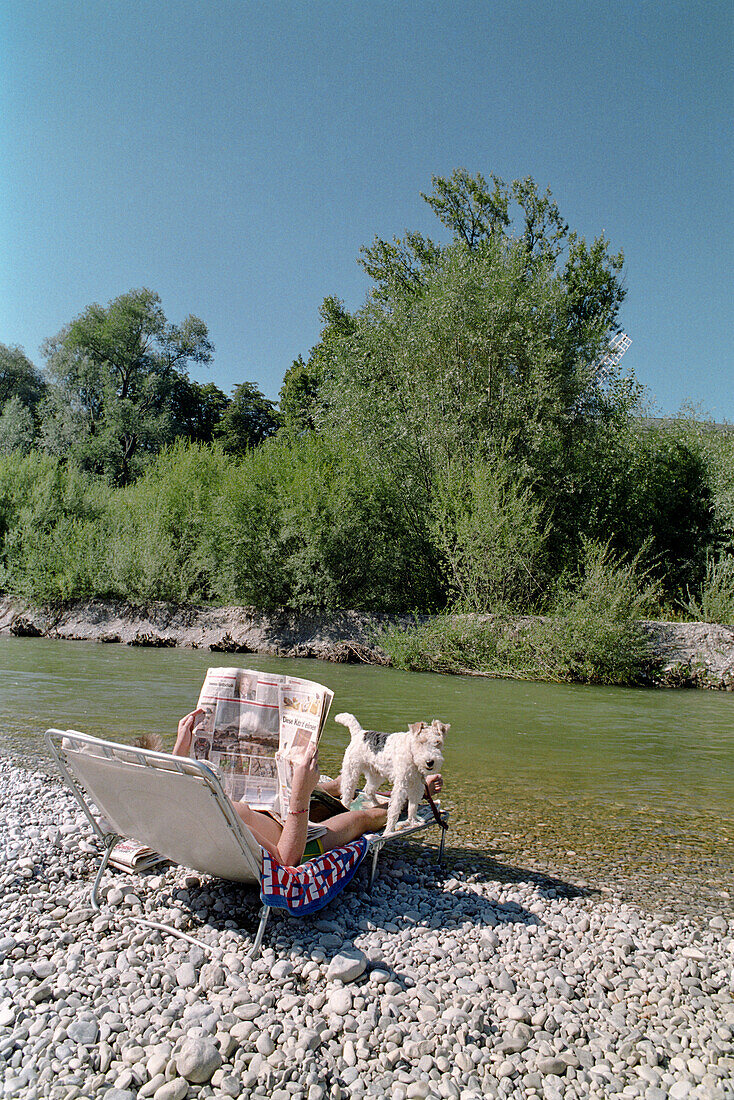 Sonnenbaden an der Isar, München, Bayern, Deutschland