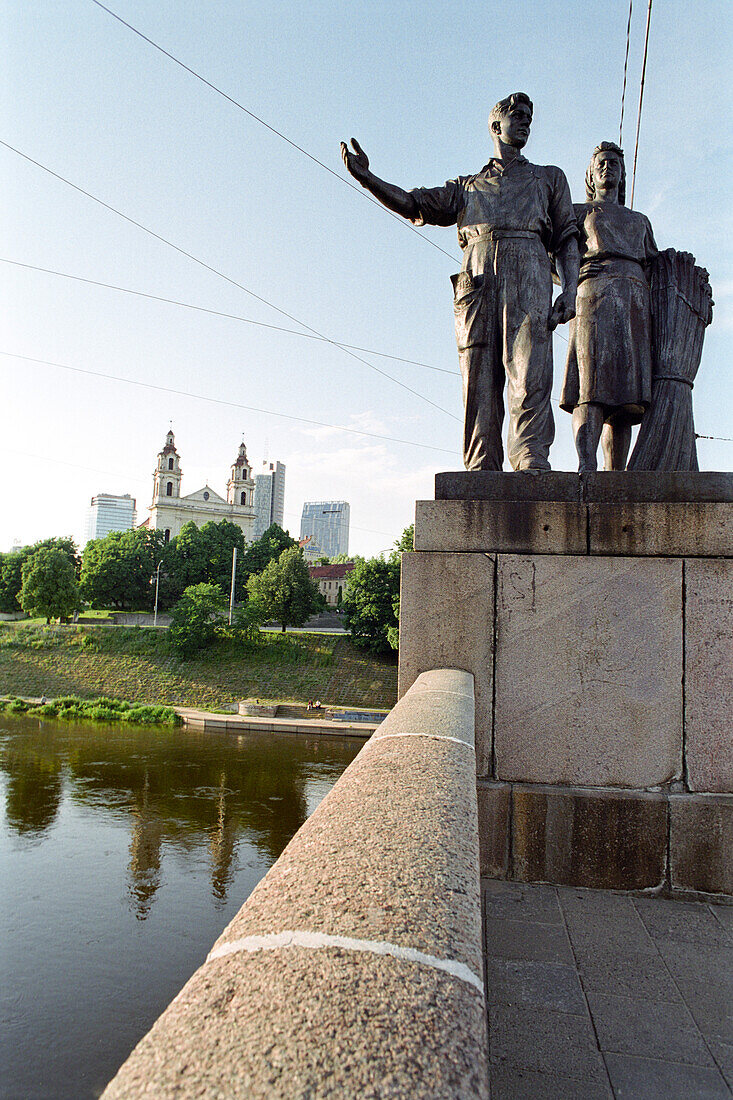 Figuren auf einer Brücke über dem Fluss Neris, Vilnius, Litauen