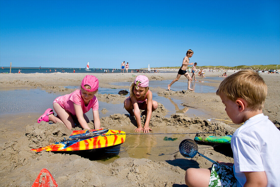 Kinder spielen am Strand, Norddorf, Amrum, Nordfriesland, Schleswig-Holstein, Deutschland