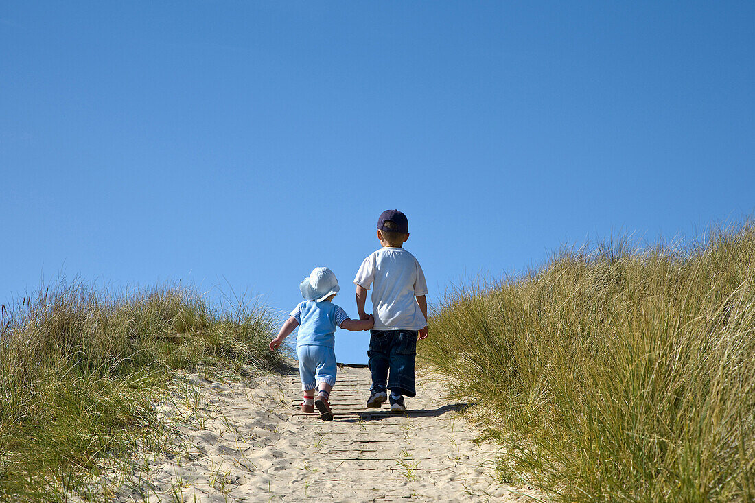 Geschwister in den Dünen, Amrum, Nordfriesland, Schleswig-Holstein, Deutschland