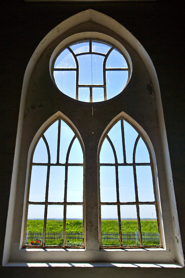 Fenster der Halligkirche, Hallig Langeneß, Nordfriesland, Schleswig-Holstein, Deutschland
