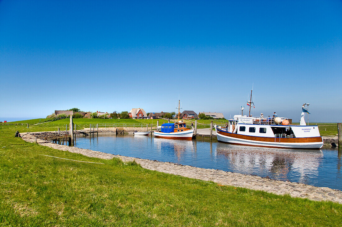 Boote im Hafen, Hallig Oland, Nordfriesland, Schleswig-Holstein, Deutschland