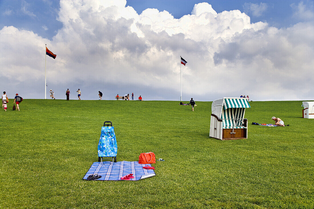 Strandkorb auf einem Deich, Nordstrand, Nordfriesland, Schleswig-Holstein, Deutschland