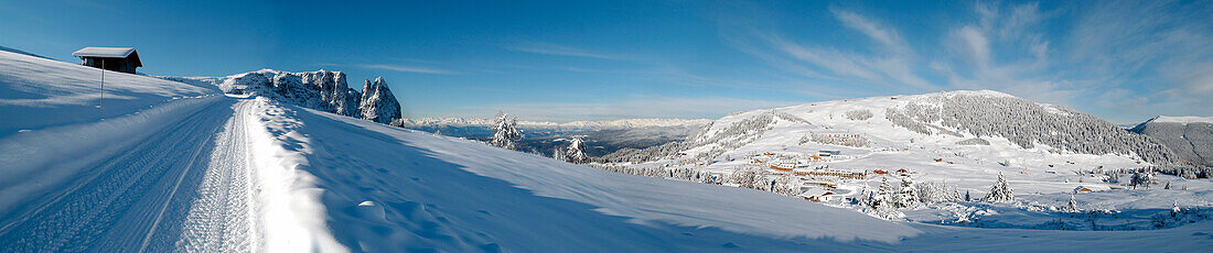 Winterlandschaft und Berge unter blauem Himmel, Seiser Alm, Südtirol, Italien, Europa