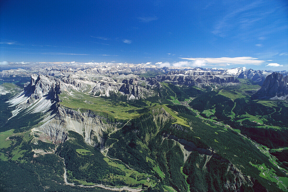 Luftaufnahme der Dolomiten unter blauem Himmel, Dolomiten, Südtirol, Italien, Europa