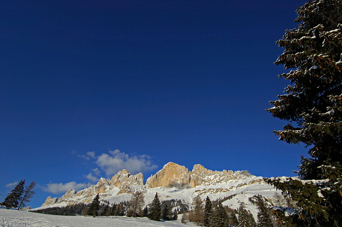 Winterlandschaft und Berge unter blauem Himmel, Dolomiten, Südtirol, Italien, Europa