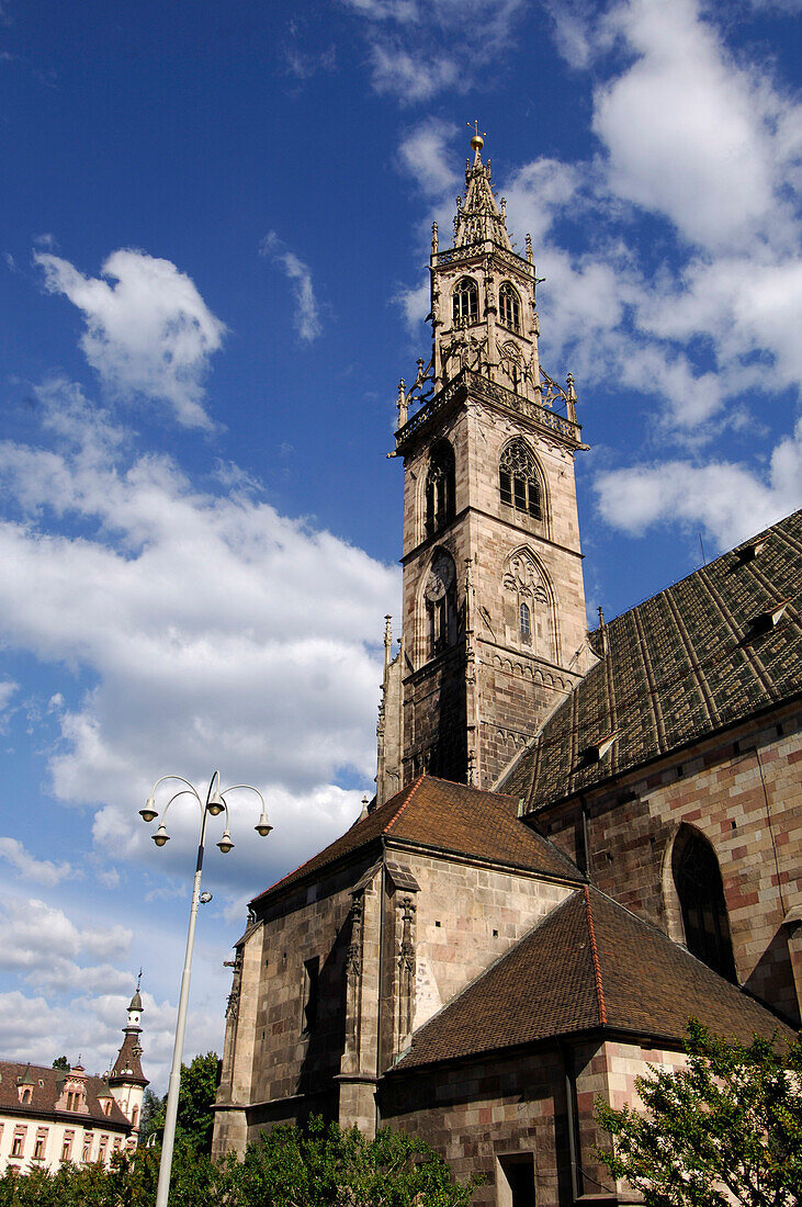 Kirchturm vor Wolkenhimmel, Bozen, Südtirol, Italien, Europa
