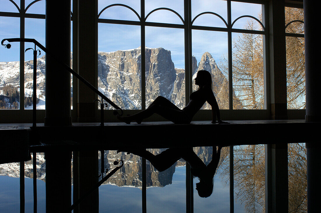 Frau im Gegenlicht in einem Schwimmbad, Schlern, Südtirol, Italien, Europa