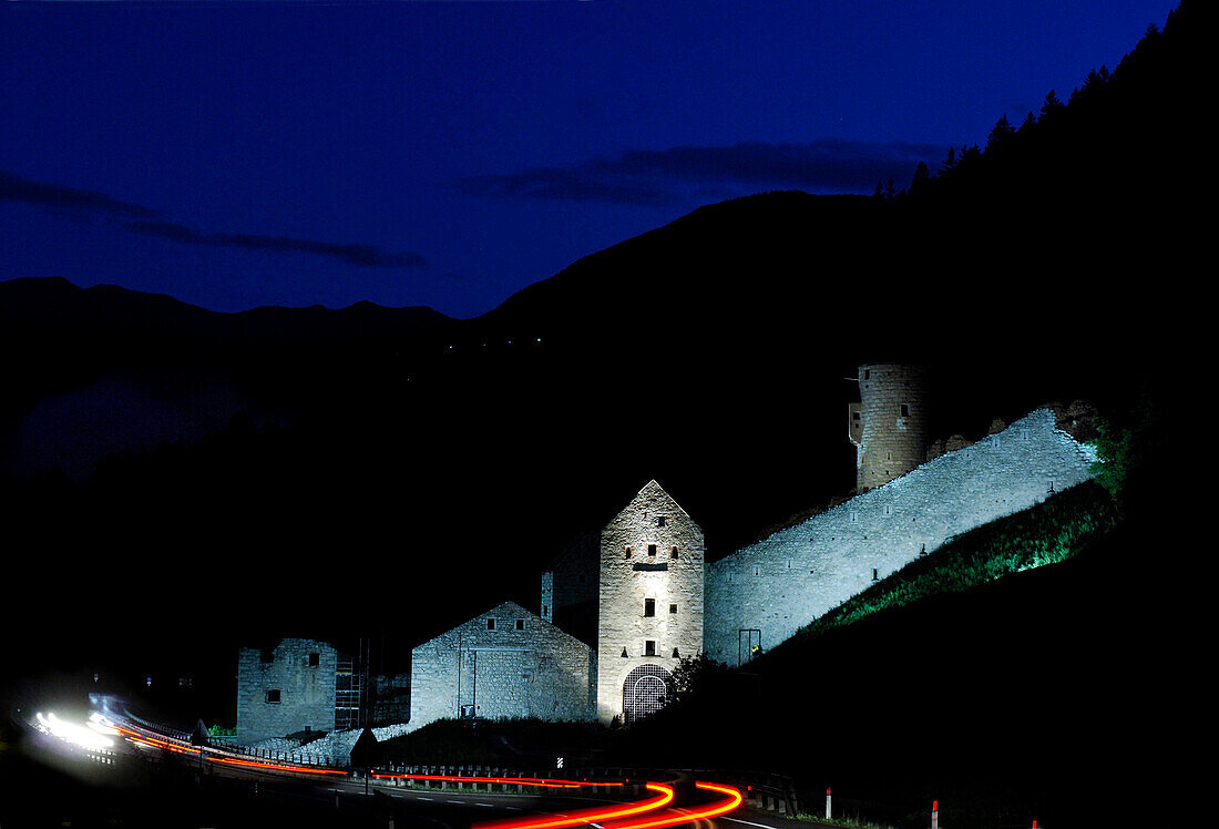 Mühlbacher Klause an einer Strasse bei Nacht, Mühlbach, Pustertal, Südtirol, Italien, Europa