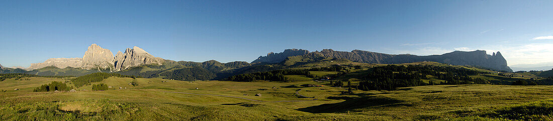 Alpine Landschaft unter blauem Himmel, Seiser Alm, Eisacktal, Südtirol, Italien, Europa