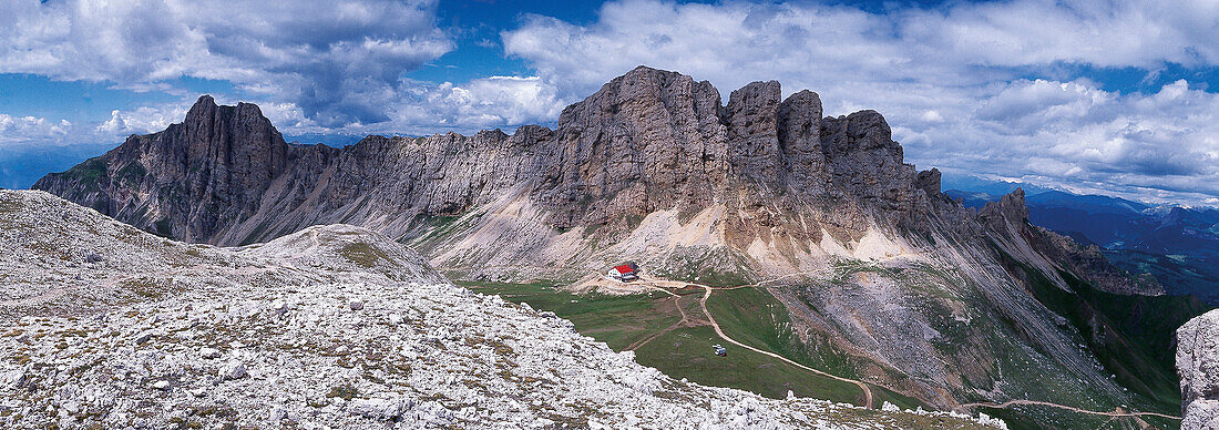 Karge Berglandschaft unter Wolkenhimmel, Naturpark Schlern, Eisacktal, Südtirol, Italien, Europa