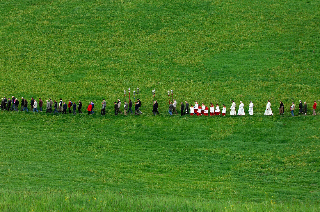 Menschen gehen in einer Prozession über eine Wiese, Kastelruth, Eisacktal, Südtirol, Italien, Europa