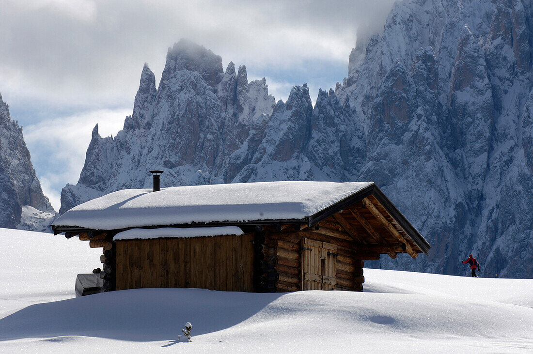 Schneebedeckte Almhütte im Sonnenlicht, Seiser Alm, Eisacktal, Südtirol, Italien, Europa