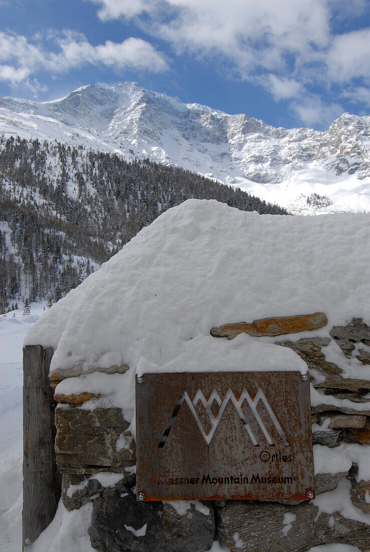 Schild des MMM Bergmuseums an einer verschneiten Mauer, Sulden, Vinschgau, Südtirol, Italien, Europa