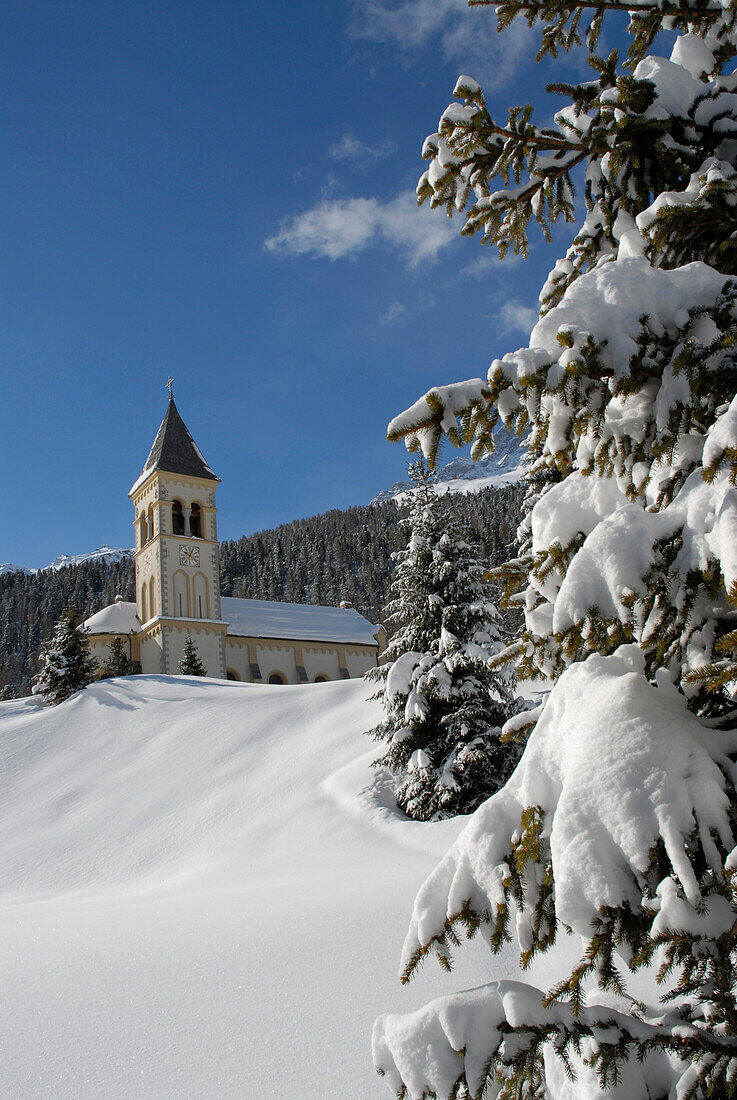 Die Kirche St. Gertaud unter blauem Himmel, Sulden, Vinschgau, Südtirol, Italien, Europa
