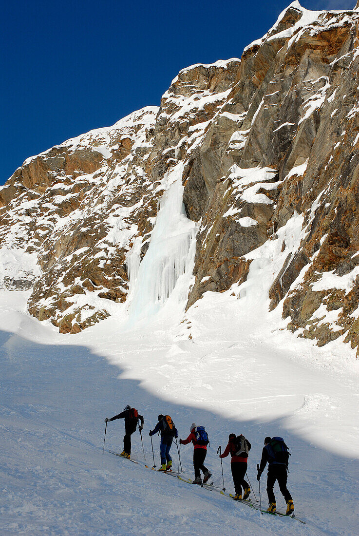 Langläufer in einer Winterlandschaft unter blauem Himmel, Pflerschertal, Südtirol, Italien, Europa