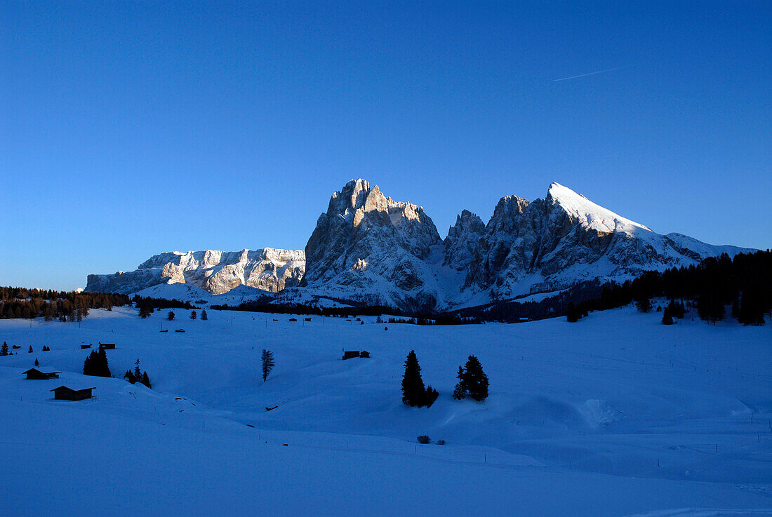 Winterlandschaft und verschneite Berge im Licht der Abendsonne, Seiser Alm, Eisacktal, Südtirol, Italien, Europa