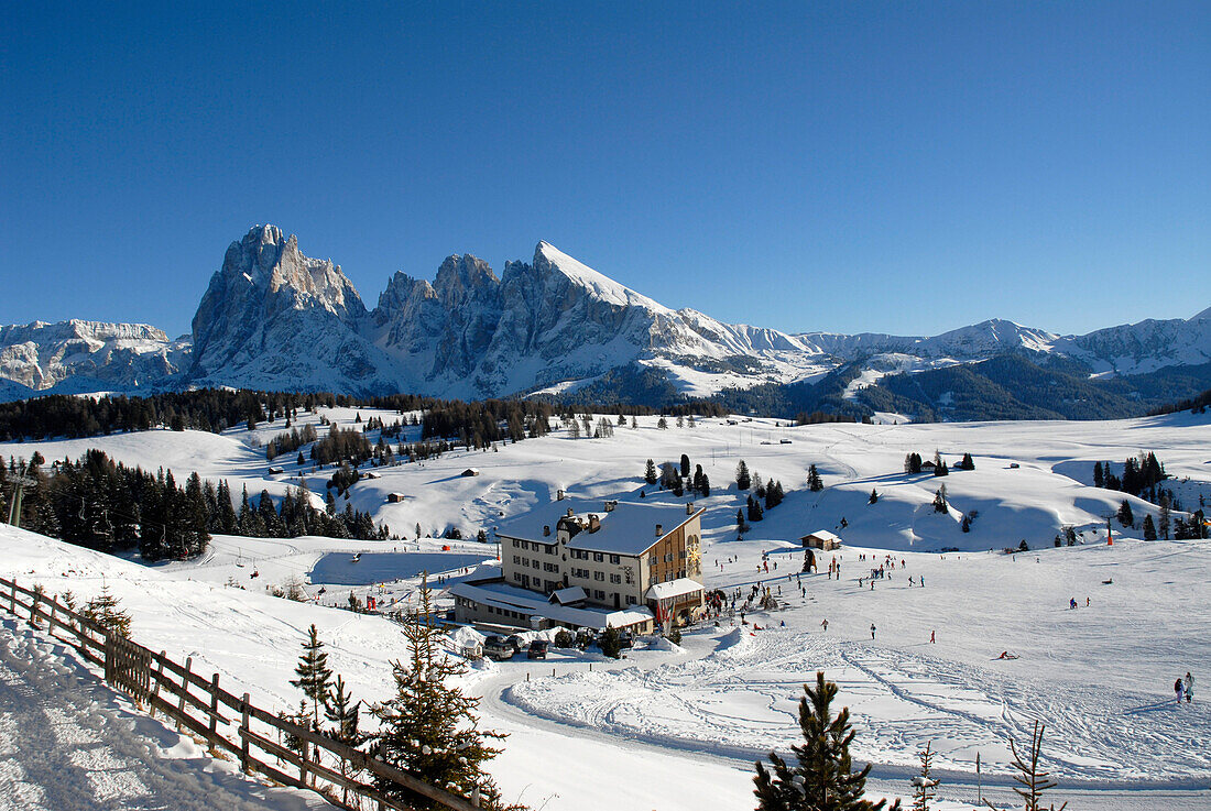 Ein Hotel in einem Skigebiet unter blauem Himmel, Seiser Alm, Eisacktal, Südtirol, Italien, Europa