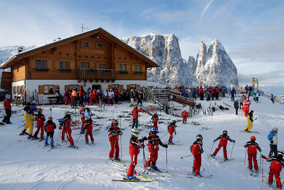 Skifahrer auf einer Skipiste vor einem Gasthof, Seiser Alm, Südtirol, Italien, Europa
