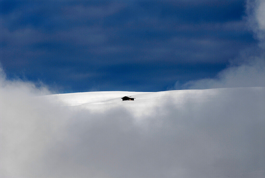Nebelschwaden und Almhütte im Schnee, Seiser Alm, Südtirol, Italien, Europa