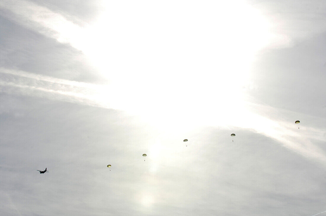 Fallschirmspringer im Gegenlicht, Südtirol, Italien, Europa