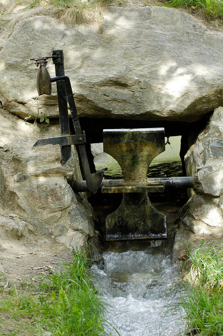 Schleuse an einem Bewässerungsgraben, Vinschgau, Südtirol, Italien, Europa