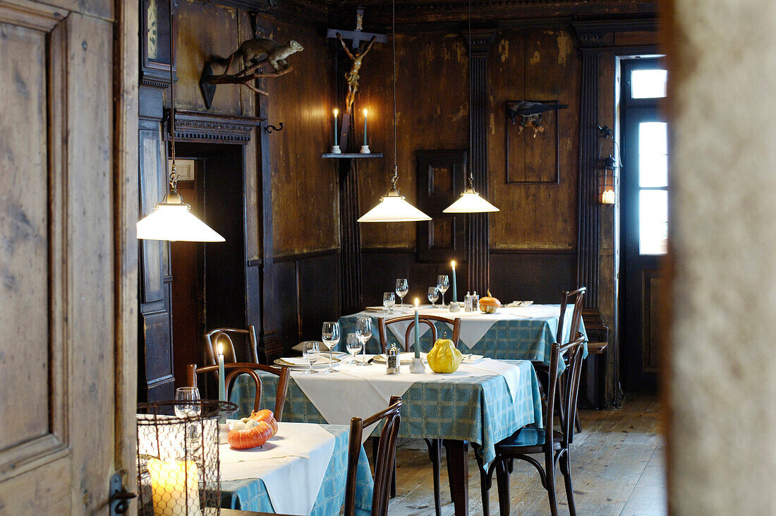 Blick auf gedeckte Tische im menschenleeren Restaurant, Gasthaus zur Rose, Kurtatsch, Südtirol, Italien, Europa