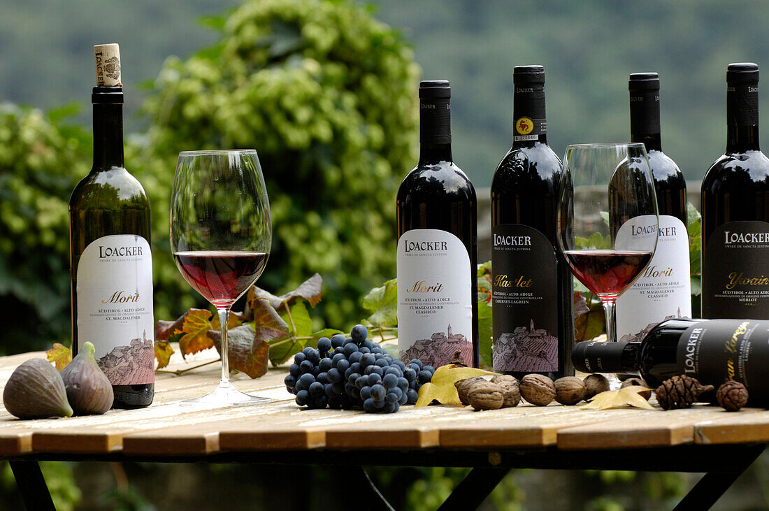 Weinprobe, Weinflaschen und Gläser auf einem Tisch, Südtirol, Italien, Europa