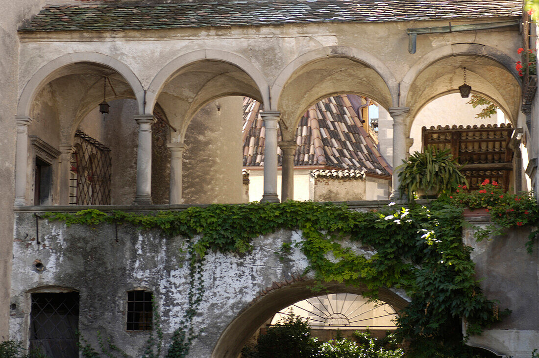 Historisches Gebäude mit Arkaden, Eppan an der Weinstrasse, Bozen, Südtirol, Italien, Europa