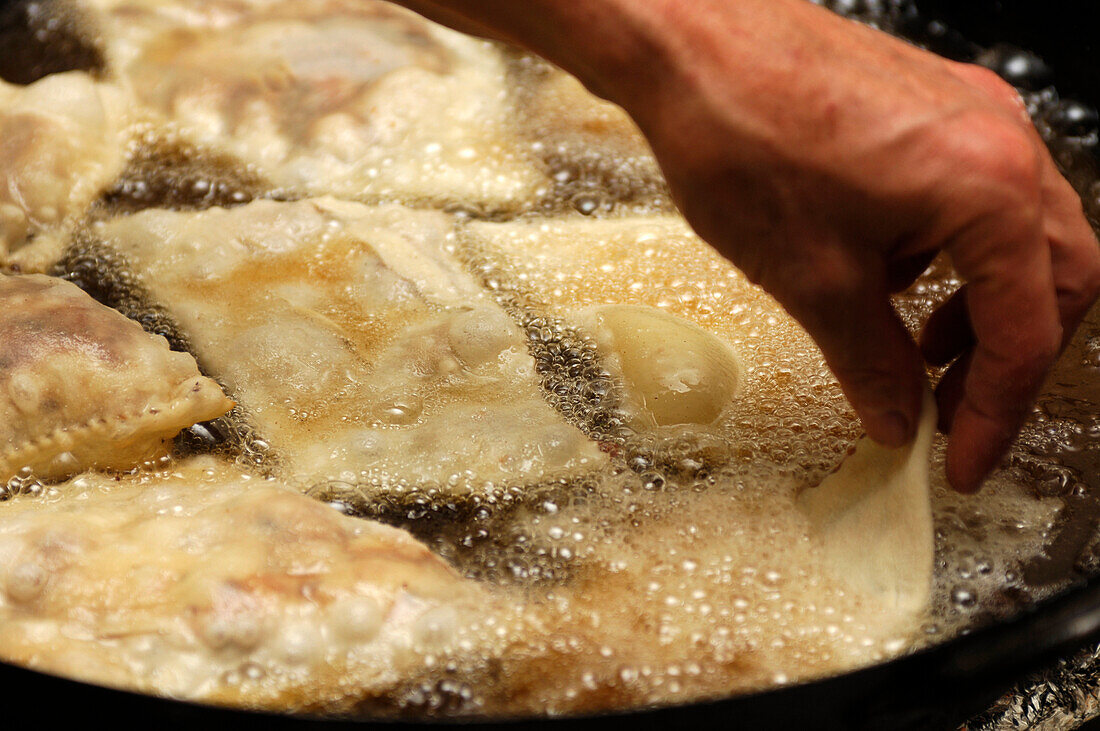 Krapfen braten in heissem Öl in einer Pfanne, Südtirol, Italien, Europa